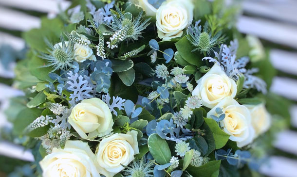 funeral flowers, floral funeral tributes, funeral tribute flowers, coffin sprays, funeral wreaths, funeral wreath tribute flowers 
